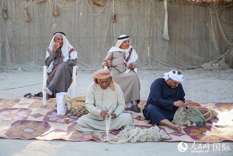 漁民演示制作漁網(wǎng)。人民網(wǎng) 塔里克·易卜拉欣攝