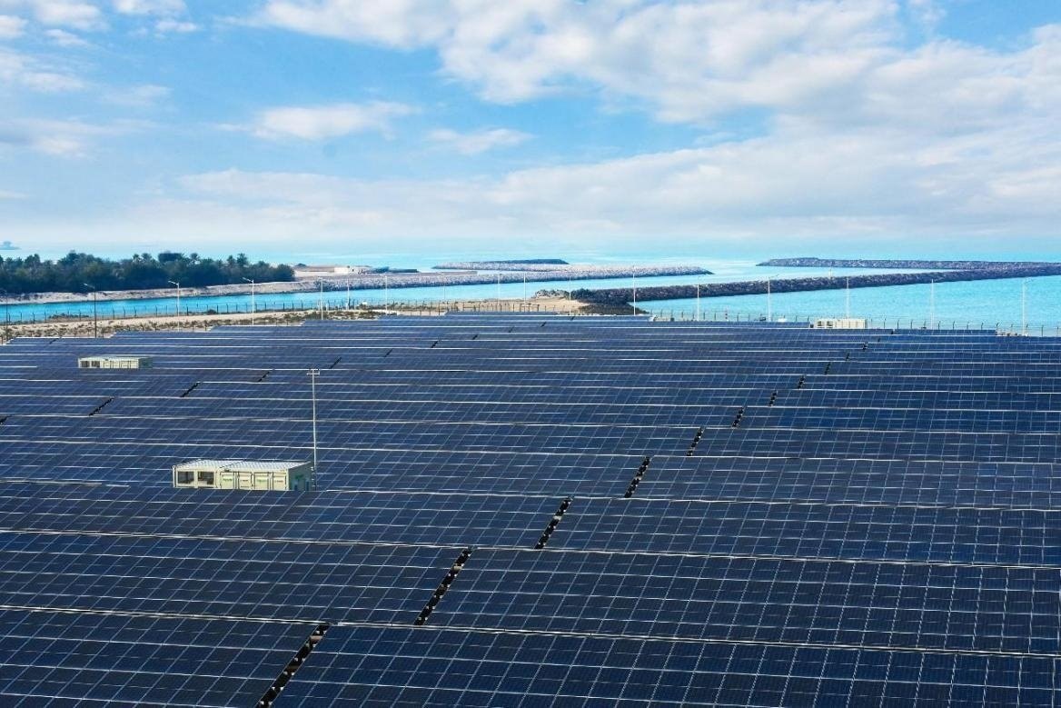 項(xiàng)目廣泛采用光伏補(bǔ)償發(fā)電系統(tǒng)，降低能源消耗。山東電建三公司供圖