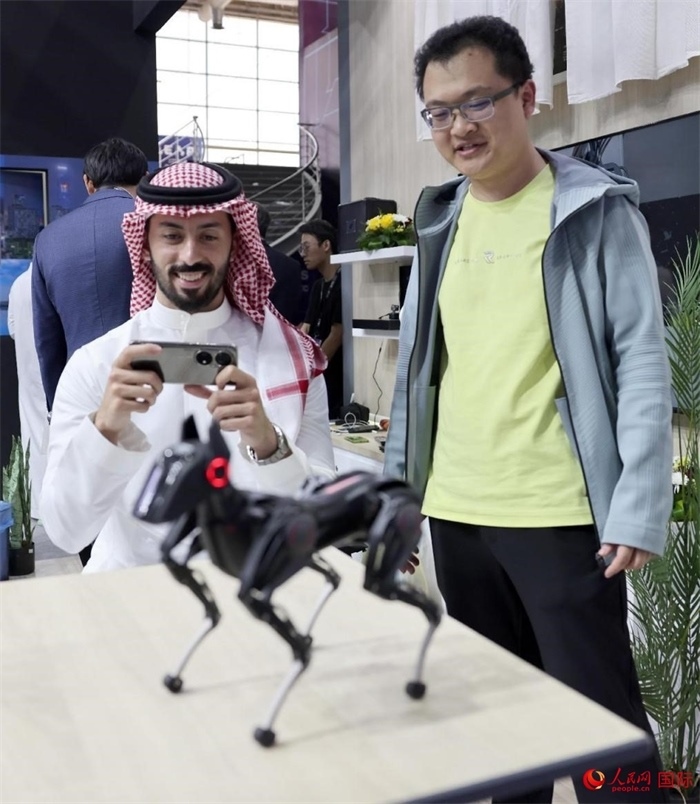 一名觀眾在體驗(yàn)操作機(jī)器狗。人民網(wǎng)記者 管克江攝