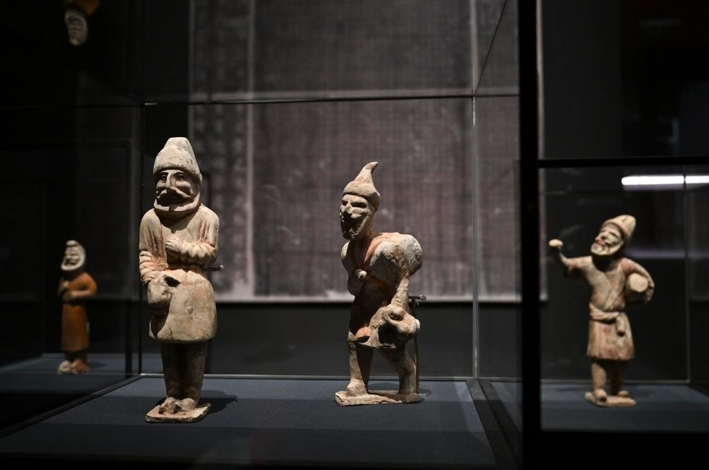“歷史之遇——中國與西亞古代文明交流展”于1月12日至4月11日在故宮午門正殿展廳舉行。這是展出的陶彩繪人俑（1月10日攝）。新華社記者金良快攝