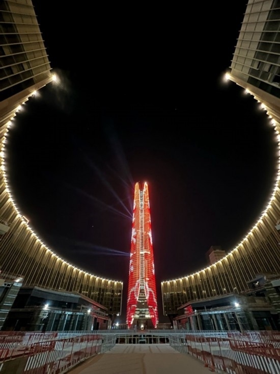  2024年2月9日，埃及開(kāi)羅以東建設(shè)中的埃及新行政首都中央商務(wù)區(qū)項(xiàng)目上演燈光秀，迎接龍年春節(jié)。新華社發(fā)（黎炳宏攝）