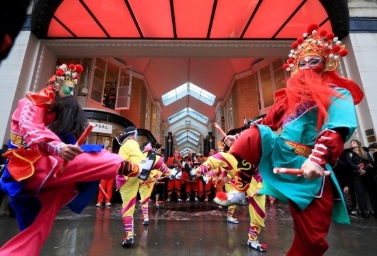  2024年2月10日，來(lái)自廣東普寧的英歌舞團(tuán)演員在英國(guó)倫敦伯靈頓拱廊街表演英歌舞。新華社記者 李穎 攝