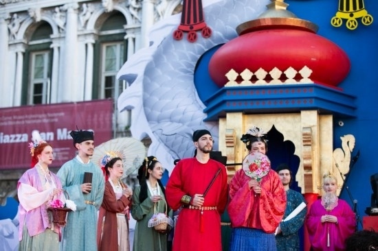  2024年2月13日，在意大利威尼斯，志愿者身著漢服進(jìn)行表演。新華社記者 李京 攝