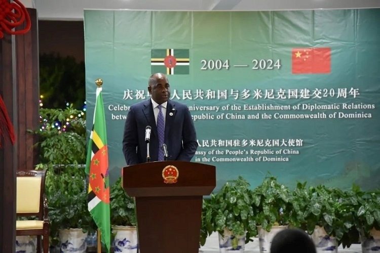 多米尼克總理斯凱里特在中多建交20周年招待會上致辭。中國駐多米尼克大使館供圖