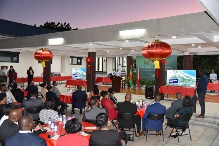 當(dāng)?shù)貢r間3月13日，慶祝中國與多米尼克建交20周年招待會在中國駐多大使館舉行。中國駐多米尼克大使館供圖