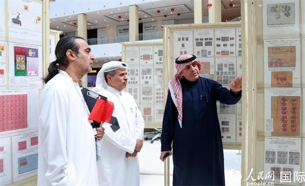 觀眾在欣賞集郵展作品。人民網(wǎng)記者 任皓宇攝