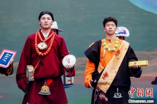 圖為身著民族服飾的演員們展示果洛特產(chǎn)。 果洛州文體旅游廣電局 供圖