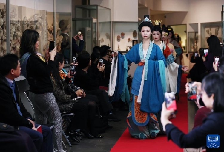 3月13日，在位于法國巴黎的吉美國立亞洲藝術博物館，模特展示敦煌復原服飾。新華社記者 高靜 攝