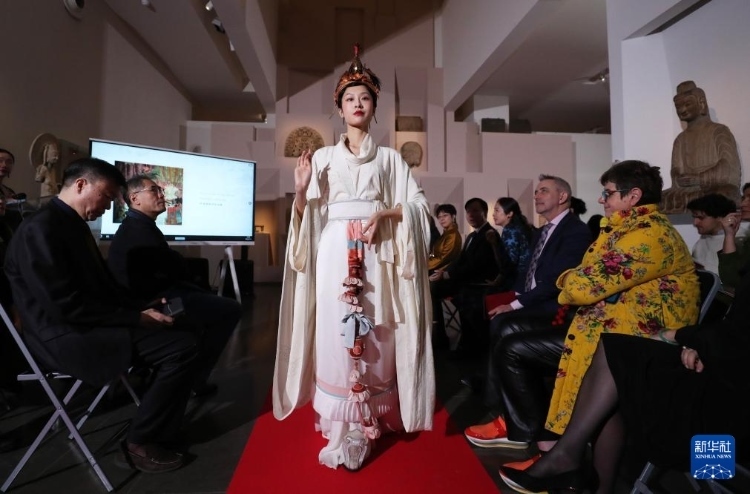 3月13日，在位于法國巴黎的吉美國立亞洲藝術博物館，模特展示敦煌復原服飾。新華社記者 高靜 攝