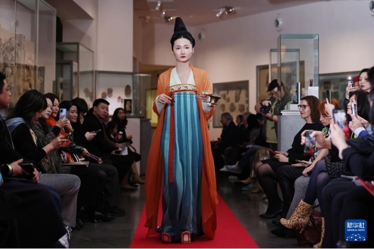 3月13日，在位于法國巴黎的吉美國立亞洲藝術博物館，模特展示敦煌復原服飾。新華社記者 高靜 攝