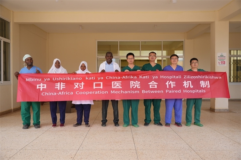 醫(yī)療隊隊隊員和基文吉區(qū)醫(yī)院院長（左四）及醫(yī)護人員合影。中國援桑醫(yī)療隊供圖