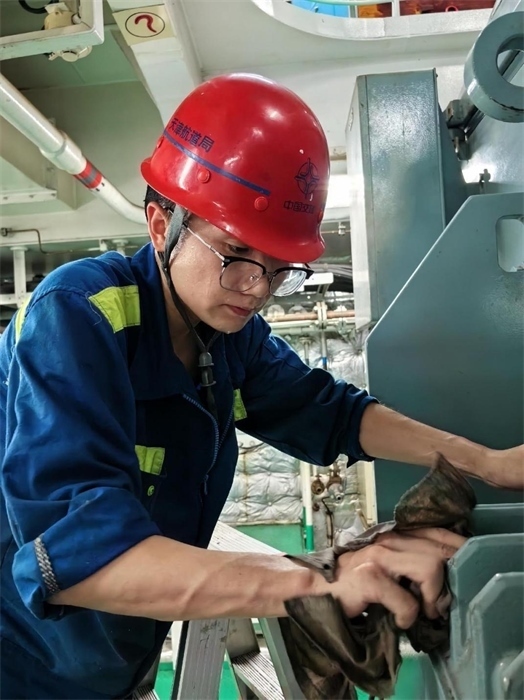 “天鯤號(hào)”工作人員正在對(duì)設(shè)備進(jìn)行清潔維護(hù)?！疤祧H號(hào)”供圖