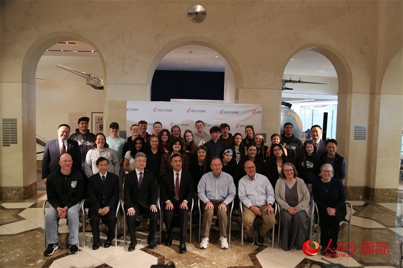 美國(guó)高中學(xué)生交流團(tuán)全體與前來(lái)送行的各方代表合影。人民網(wǎng)記者 鄧圩攝