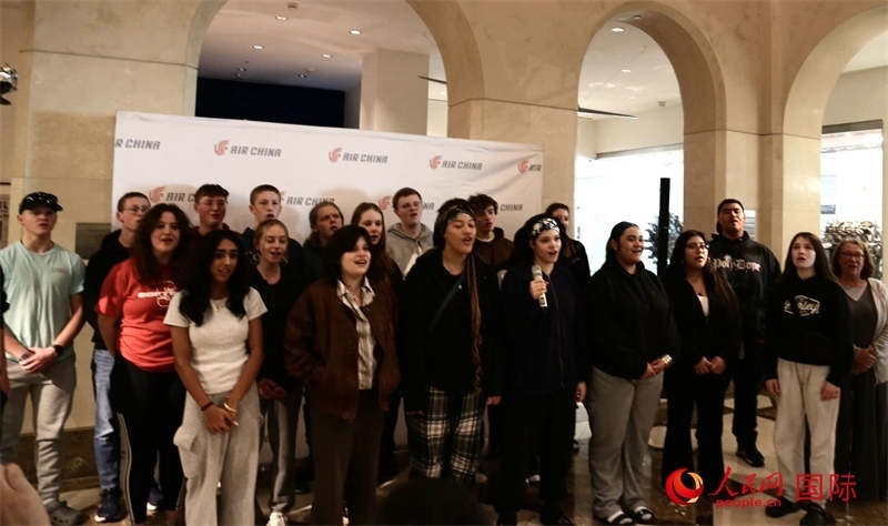 全體美國(guó)高中生合唱《希望的田野》。人民網(wǎng)記者 鄧圩攝