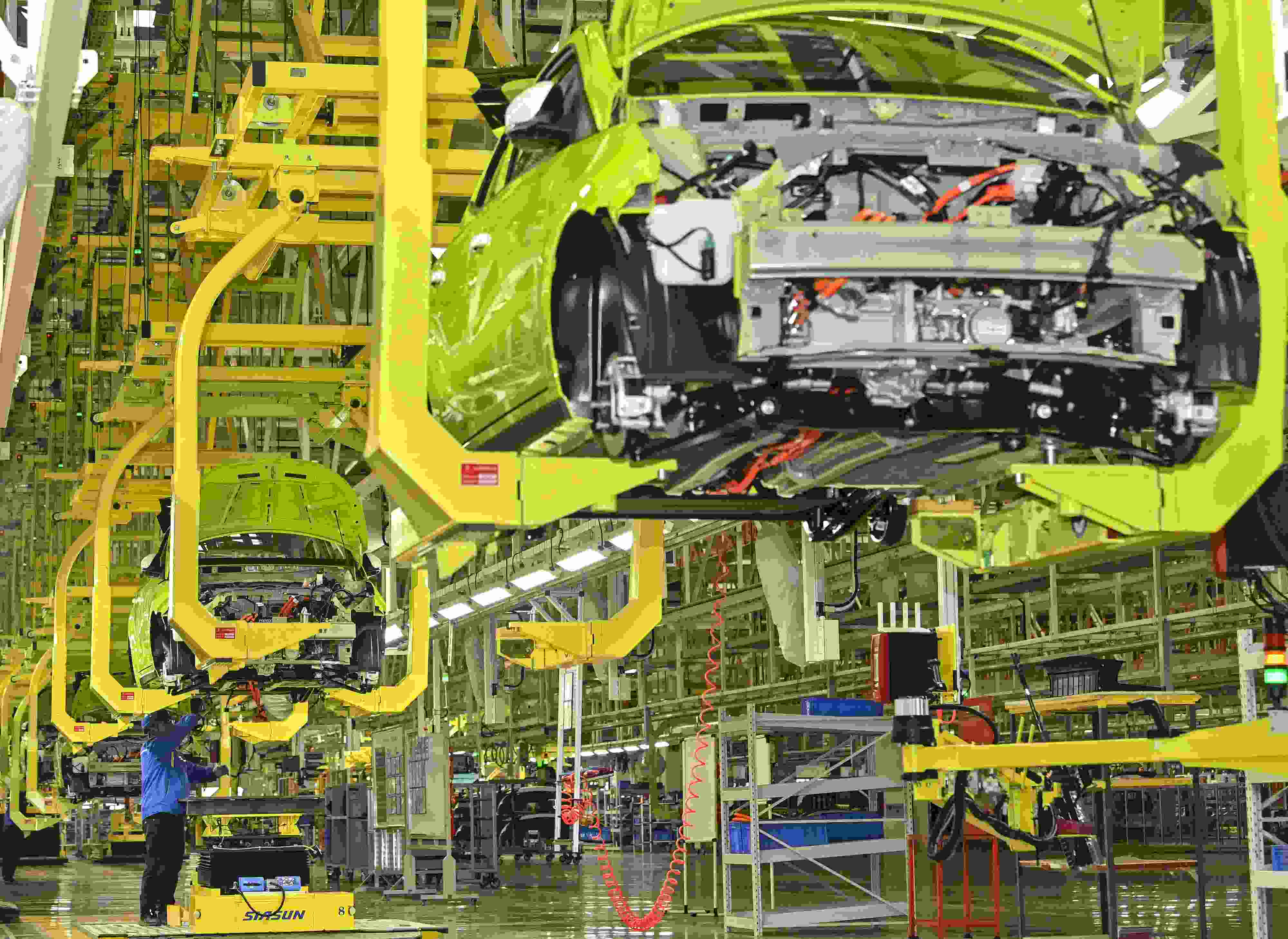 △ 2024年2月27日，一家新能源汽車公司的總裝車間生產(chǎn)線上，工人正在加緊生產(chǎn)趕訂單。