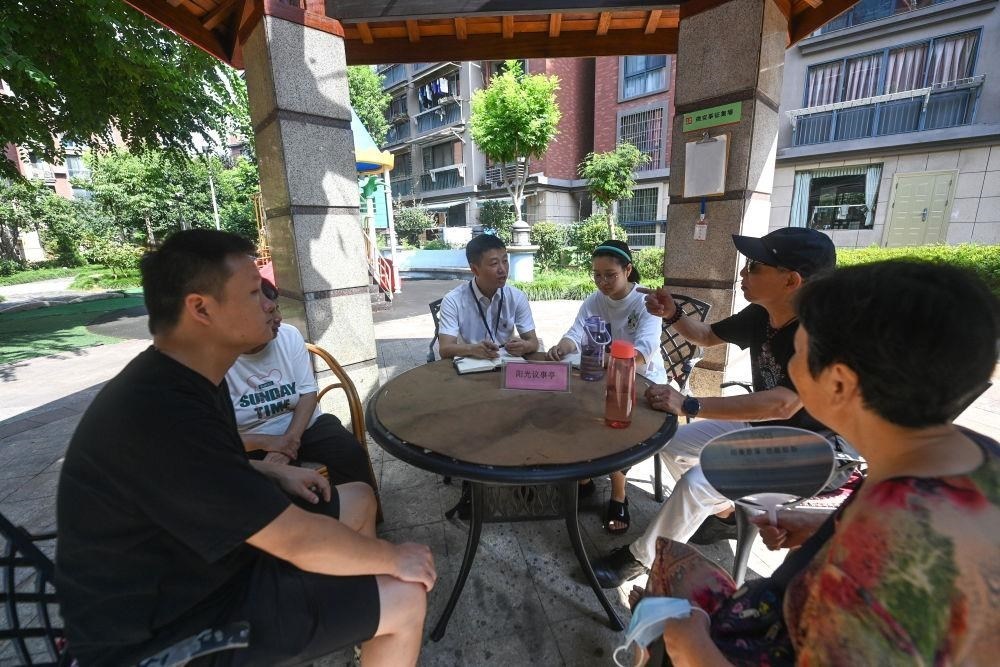 △2023年7月21日，在位于浙江杭州臨安區(qū)錦南街道水岸陽(yáng)光小區(qū)的陽(yáng)光議事廳，街道干部在聽(tīng)取居民們反映的問(wèn)題及意見(jiàn)。