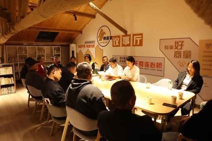 △浙江金華武義縣后陳村“鄰舍家”協(xié)商議事會(huì)討論舊村改造事宜。