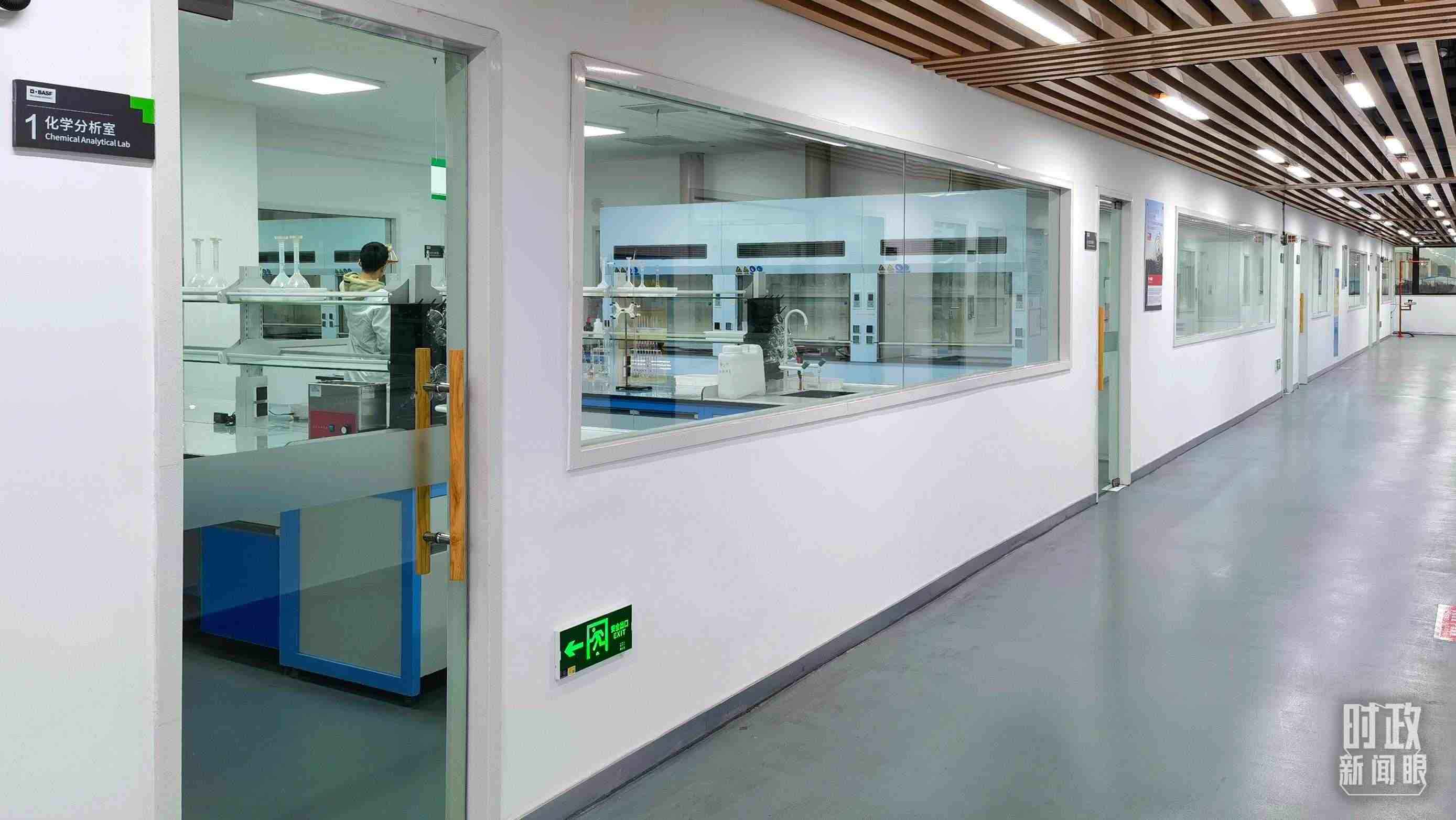 △巴斯夫杉杉電池材料有限公司化學(xué)分析室。（總臺(tái)央視記者石丞拍攝）