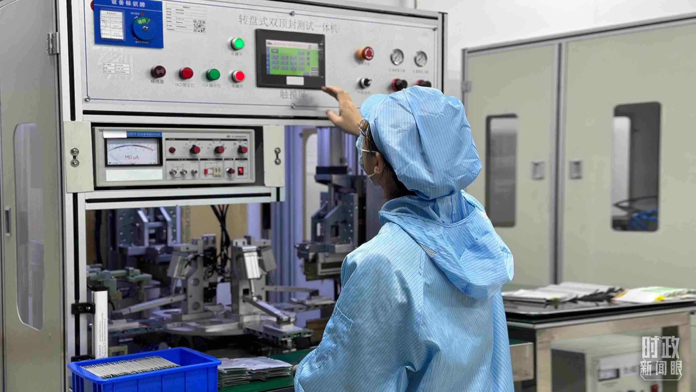 △企業(yè)電池技術(shù)中心內(nèi)，員工正在進(jìn)行電池封裝。（總臺(tái)央視記者盧心雨拍攝）