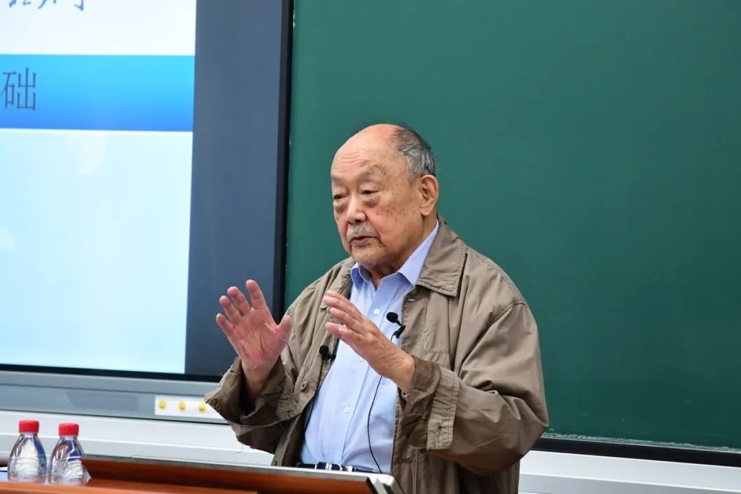 91歲的楊士莪院士“一站到底”為學生授課。哈爾濱工程大學供圖