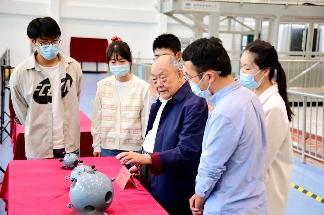 楊士莪院士在實驗室指導學生。哈爾濱工程大學供圖