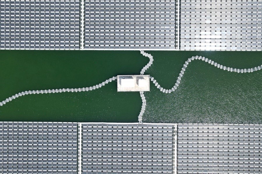 2022年8月25日拍攝的潁上縣毛圩水上光伏電站（無人機照片）。近年來，安徽省阜陽市潁上縣古城鎮(zhèn)積極推進采煤沉陷區(qū)治理工作，將昔日的采煤沉陷區(qū)建設成水上光伏電站，既減少占用土地面積，又能生產(chǎn)清潔能源。