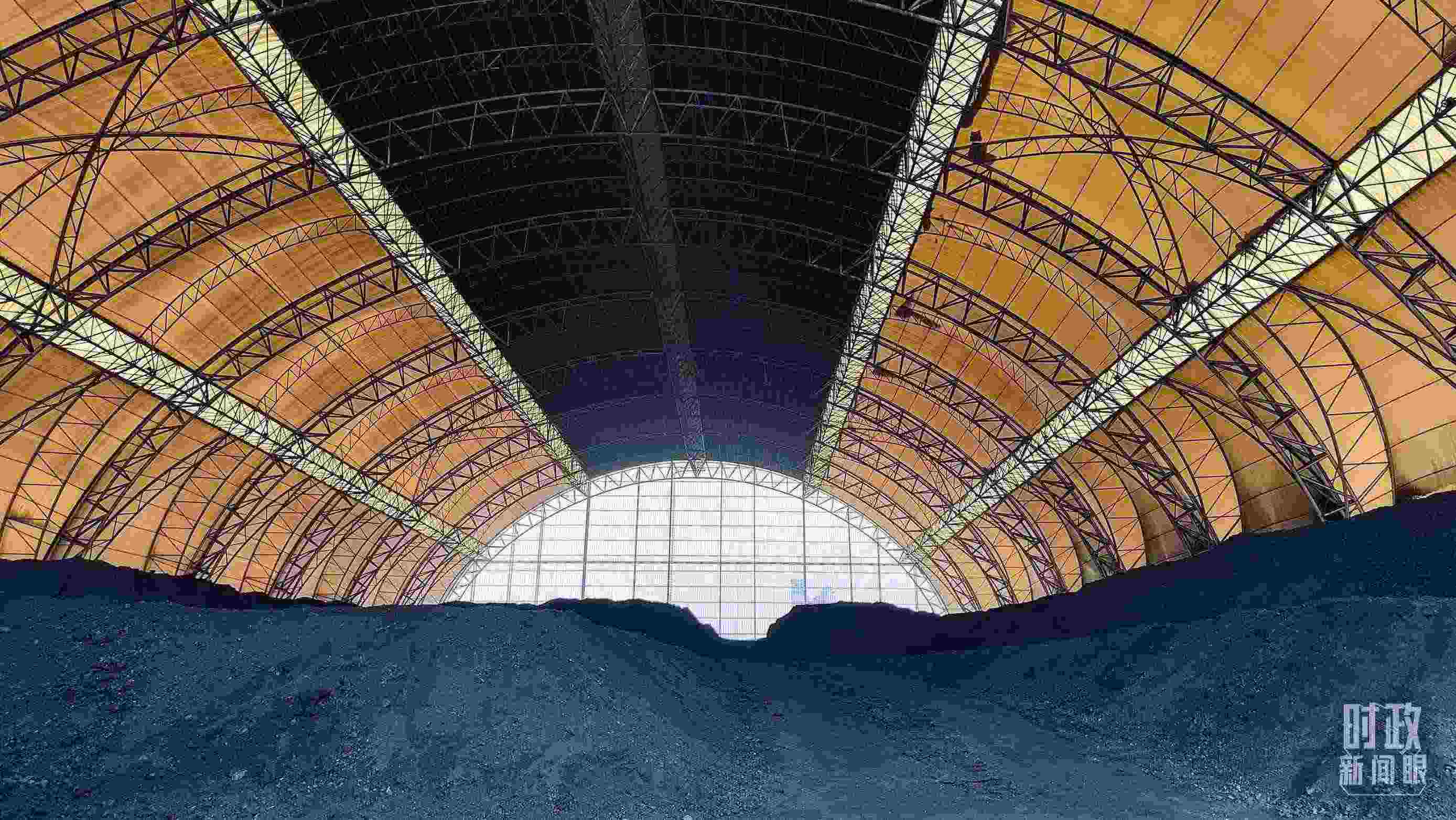 山西瑞光熱電有限責(zé)任公司儲(chǔ)煤場(chǎng)。2022年1月，習(xí)近平來(lái)到這里察看煤場(chǎng)儲(chǔ)煤情況。（總臺(tái)央視記者楊立峰拍攝）