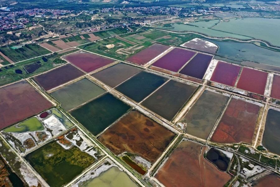 這是2023年7月11日拍攝的山西運城鹽湖一角（無人機照片）。按照“生態(tài)優(yōu)先、保護為主、適度開發(fā)”的原則，2020年9月，運城市全面停止鹽湖范圍內(nèi)的工業(yè)生產(chǎn)活動。近年來，千年鹽湖正在向生態(tài)保護、風貌重塑、產(chǎn)業(yè)轉(zhuǎn)型、全域旅游的“綠色發(fā)展”轉(zhuǎn)變。