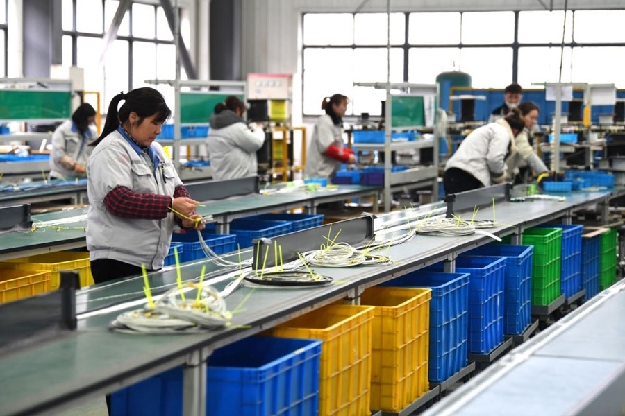 2022年2月16日，工作人員在安徽省滁州市汊河軌道交通裝備產(chǎn)業(yè)園的一家軌道交通裝備企業(yè)生產(chǎn)線上忙碌。安徽省滁州市來安縣汊河鎮(zhèn)地處皖蘇交界，緊鄰南京市江北新區(qū)。近年來，來安縣成為承接南京產(chǎn)業(yè)轉(zhuǎn)移的前沿陣地，汊河這個曾經(jīng)的傳統(tǒng)農(nóng)業(yè)小鎮(zhèn)緊抓機遇，開始深度融入長三角，參與產(chǎn)業(yè)協(xié)作分工。產(chǎn)業(yè)園吸引了越來越多長三角地區(qū)軌道交通企業(yè)入駐，形成了鐵路客車、城際軌道零部件研發(fā)、生產(chǎn)、銷售的產(chǎn)業(yè)集群。