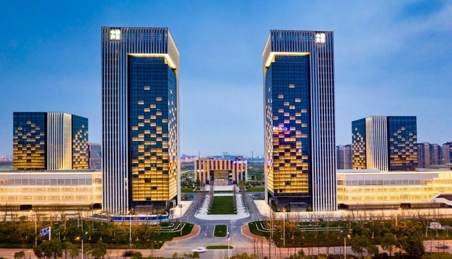 這是2019年3月13日拍攝的位于安徽合肥的中國聲谷產(chǎn)業(yè)園（無人機照片）。截至2024年，中國聲谷入駐企業(yè)超過2000戶，年產(chǎn)值超過2000億元，形成以智能語音及人工智能產(chǎn)業(yè)為核心的新一代信息技術產(chǎn)業(yè)集群。