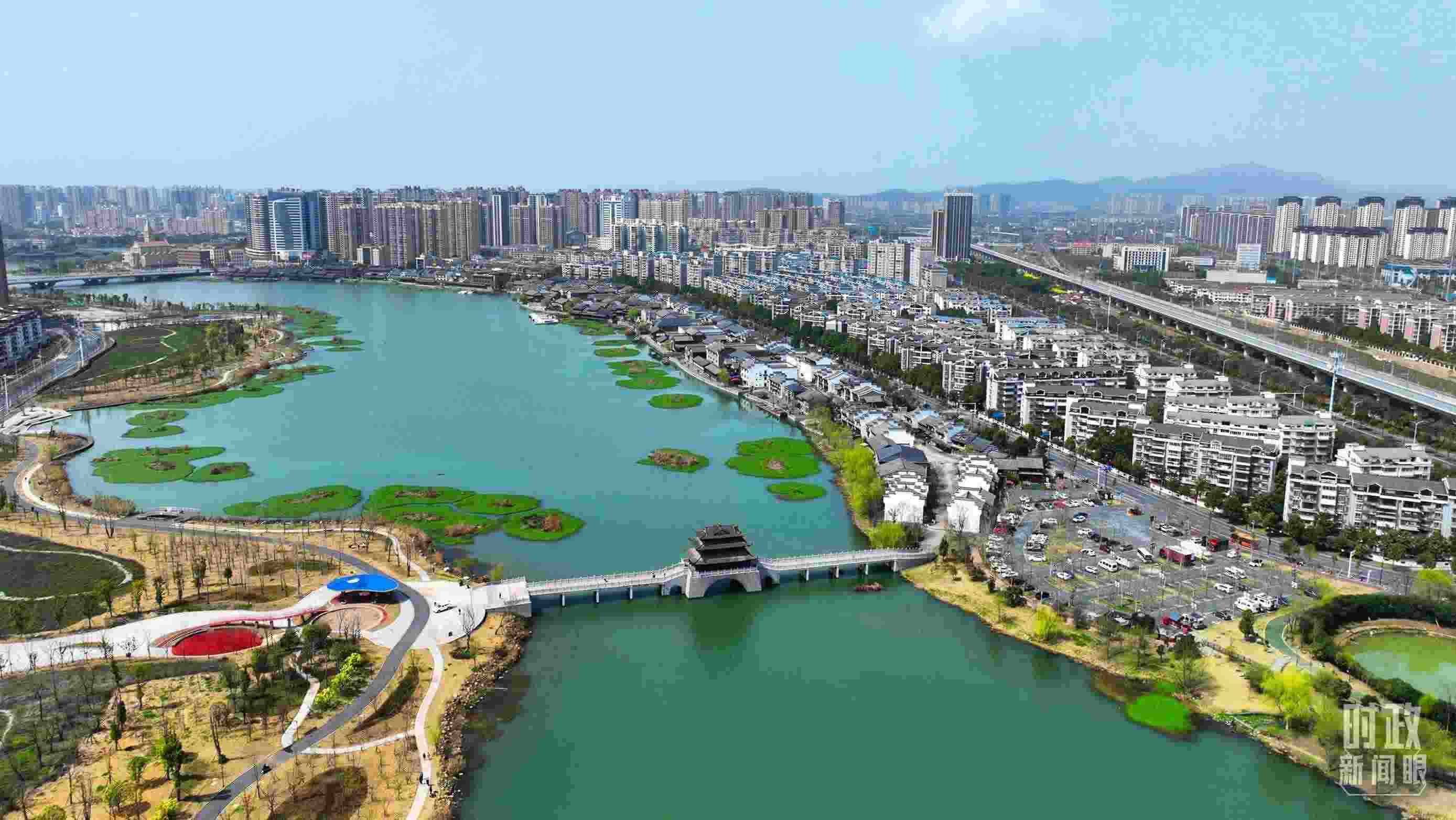 湖南常德。此次座談會(huì)前，習(xí)近平在長(zhǎng)沙、常德兩地實(shí)地考察。（總臺(tái)央視記者范凱拍攝）