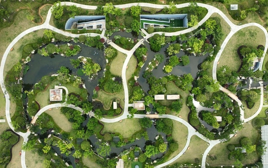 這是2023年6月15日拍攝的以“地上花園+地下治污”設計理念建設的九江市雙溪公園（無人機照片）。近年來，江西省九江市啟動中心城區(qū)水環(huán)境綜合整治工程，通過地下污水治理、岸線生態(tài)修復、興建“公園式”污水處理廠、城市智慧管網(wǎng)管控等措施，改善水環(huán)境，城市面貌煥然一新。