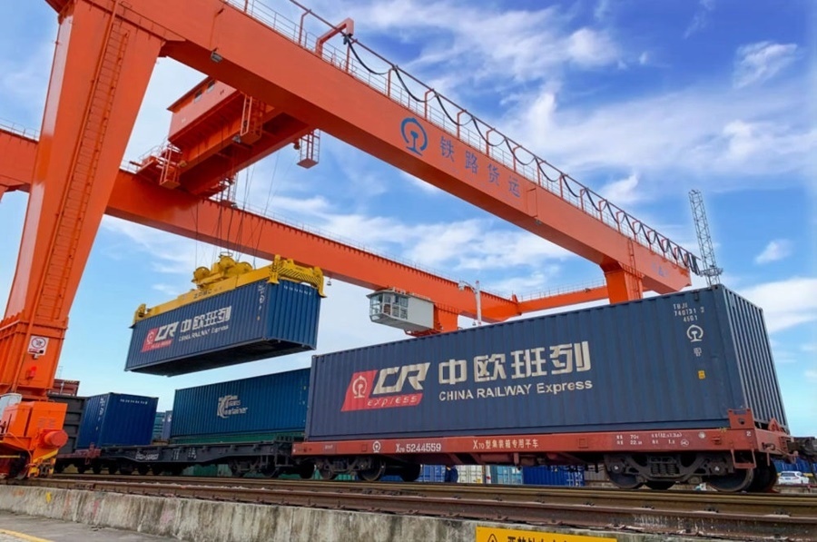 2022年4月29日，在鐵路合肥北站物流基地集裝箱作業(yè)區(qū)，龍門吊吊裝準備發(fā)運的中歐班列集裝箱。