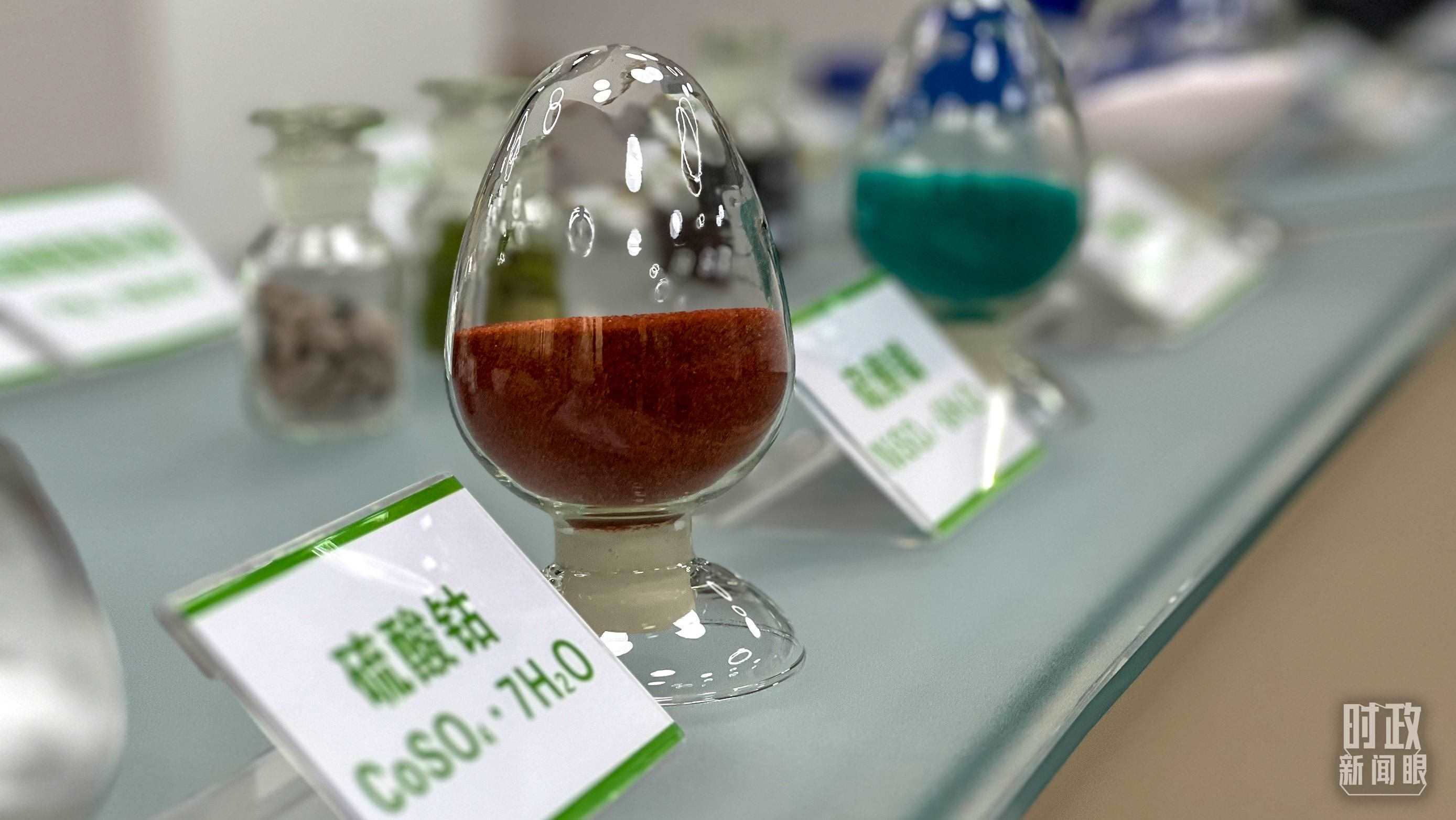 △巴斯夫杉杉電池材料有限公司的產(chǎn)品展示。（總臺央視記者李煒拍攝）