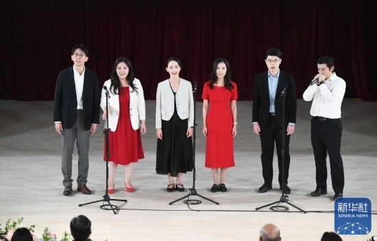 3月21日，國(guó)家開(kāi)發(fā)銀行阿卡貝拉合唱團(tuán)在音樂(lè)會(huì)上演出。新華社記者 任超 攝