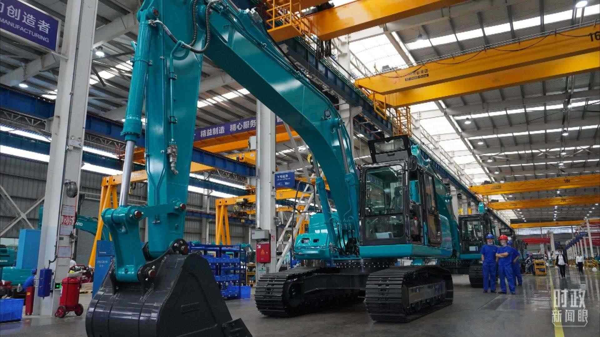 △這是山河智能大型挖掘機(jī)的組裝車間。2020年9月，習(xí)近平曾到此地考察。（總臺央視記者郭曉龍拍攝）