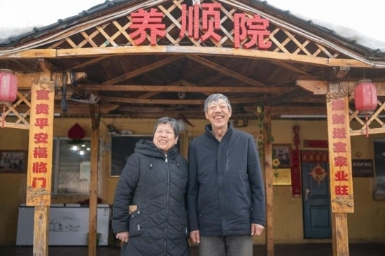 在伊春市友好區(qū)，伊春森工上甘嶺林業(yè)局有限責(zé)任公司溪水林場分公司退休職工劉養(yǎng)順（右）和老伴楊秋娥在自家農(nóng)家院中（3月13日攝）。新華社記者 謝劍飛 攝