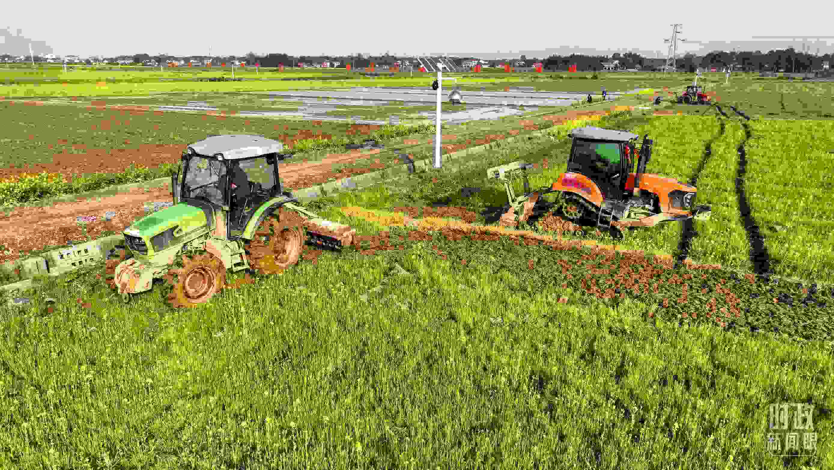 △位于港中坪村的糧食生產(chǎn)萬畝綜合示范片區(qū)，春耕備耕生產(chǎn)繁忙。（總臺央廣記者潘毅拍攝）