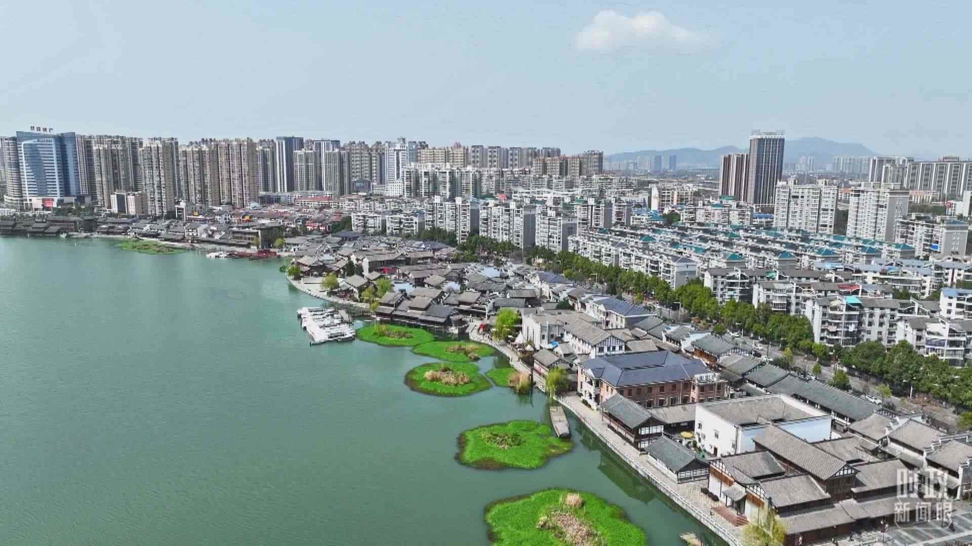 △沅江江畔，常德河街與現(xiàn)代建筑交相輝映。（總臺央視記者范凱拍攝）