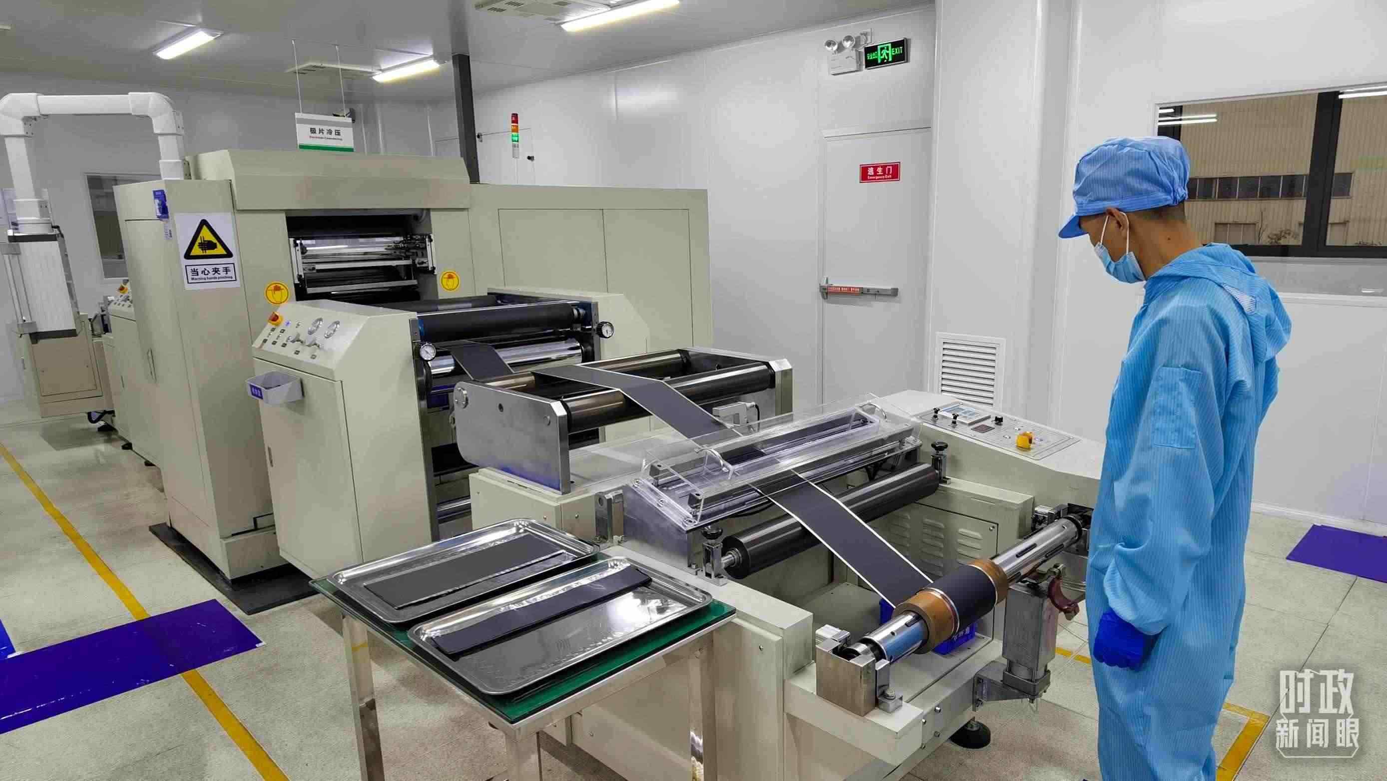 △這是電池生產(chǎn)的極片冷壓操作車間。（總臺央視記者郭鴻拍攝）