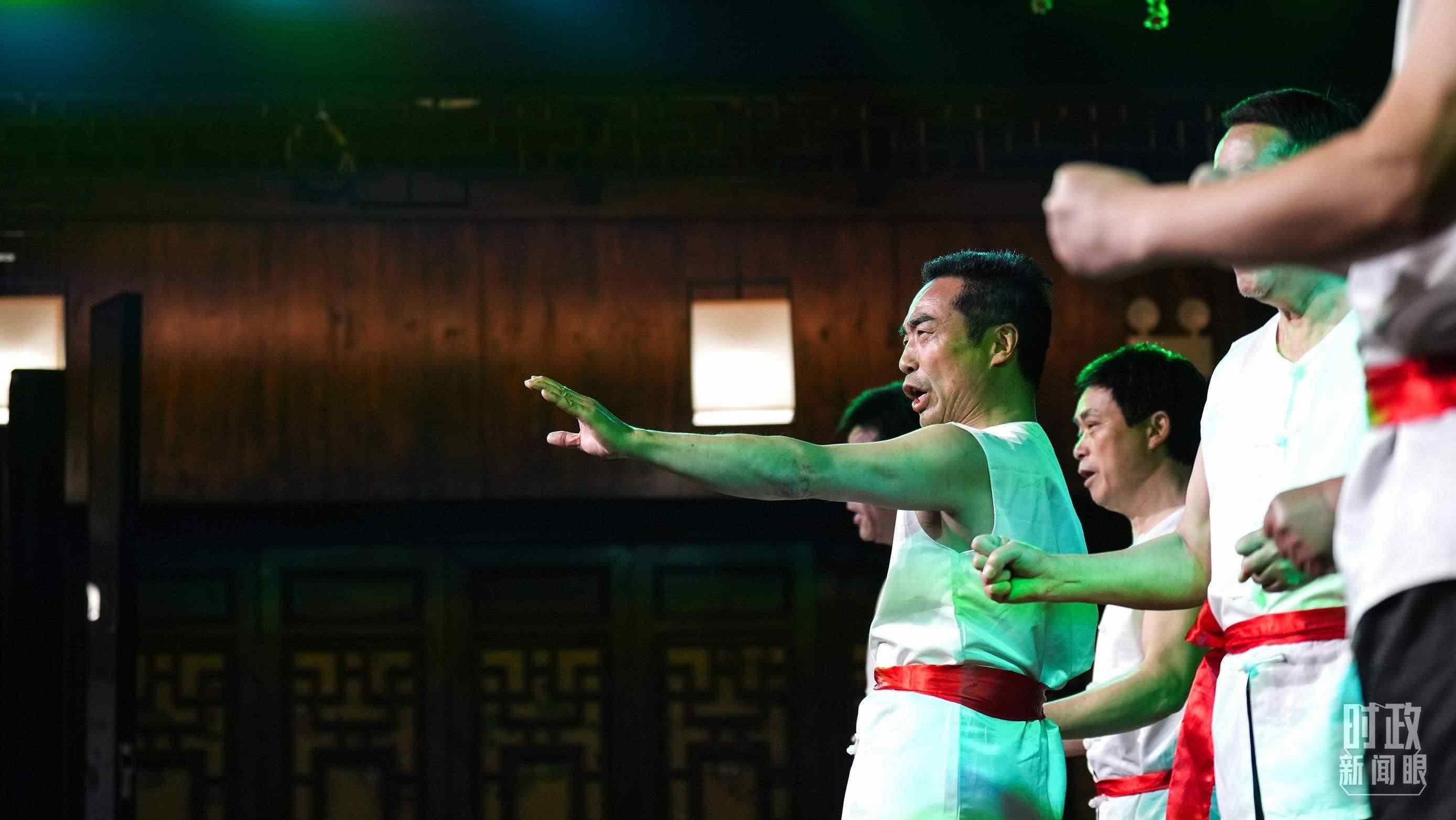 △常德河街，鴛鴦走馬樓上演常德高腔《穆桂英掛帥》和澧水船工號子。（總臺央視記者許永松、國廣記者李晉拍攝）