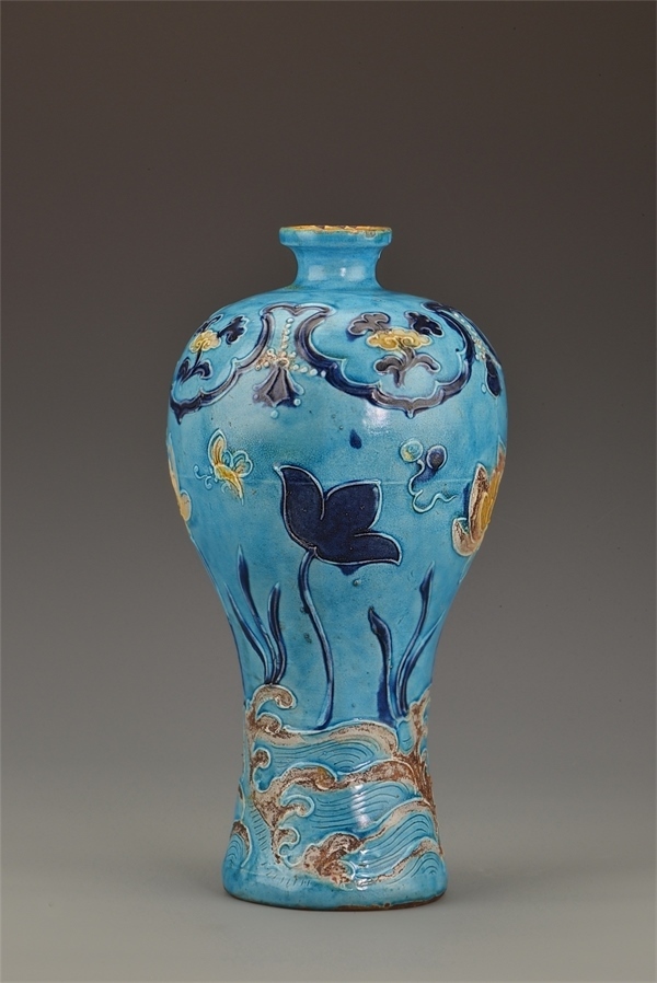 一號沉船出水的琺華彩蓮紋梅瓶。中國文物報(bào)社供圖