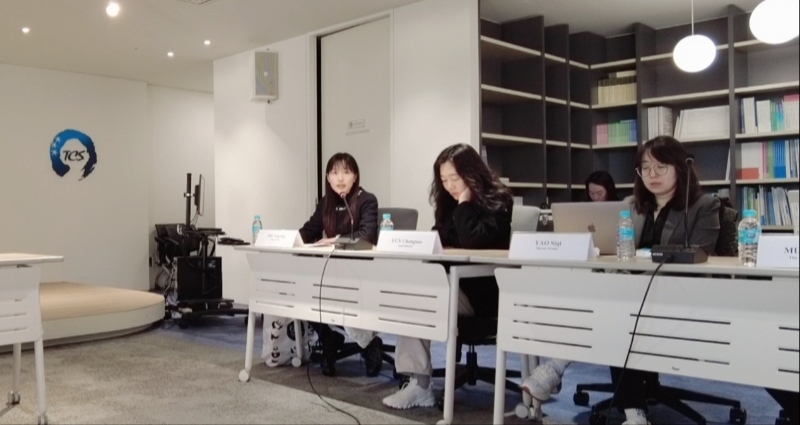 記者（左一）在交流活動上，以加強中日韓三國經濟合作、增進三國民眾相互理解為主題發(fā)表演講。權小星攝