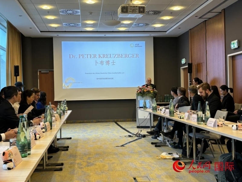 在成都文化旅游（柏林）推介座談會上，德中友好協(xié)會聯(lián)合會主席卜布致辭。人民網(wǎng)記者張慧中攝