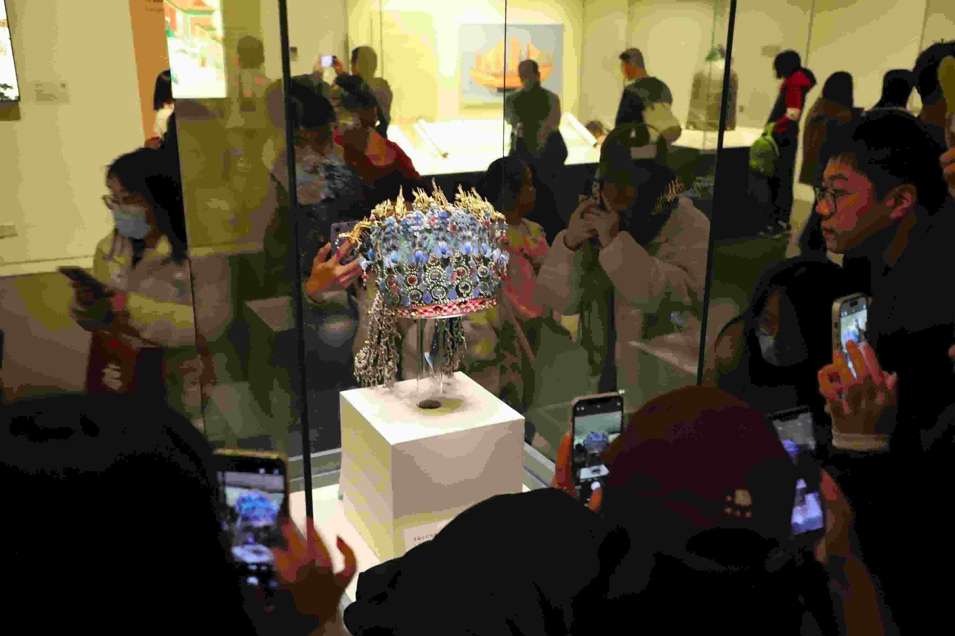 △ 2024年3月9日，北京，中國(guó)國(guó)家博物館，來(lái)自天南海北的游客在參觀藏品。