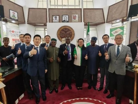 3月21日，與會嘉賓在首屆拉各斯論壇現(xiàn)場合影留念。（圖片由中國駐拉各斯總領事館提供）