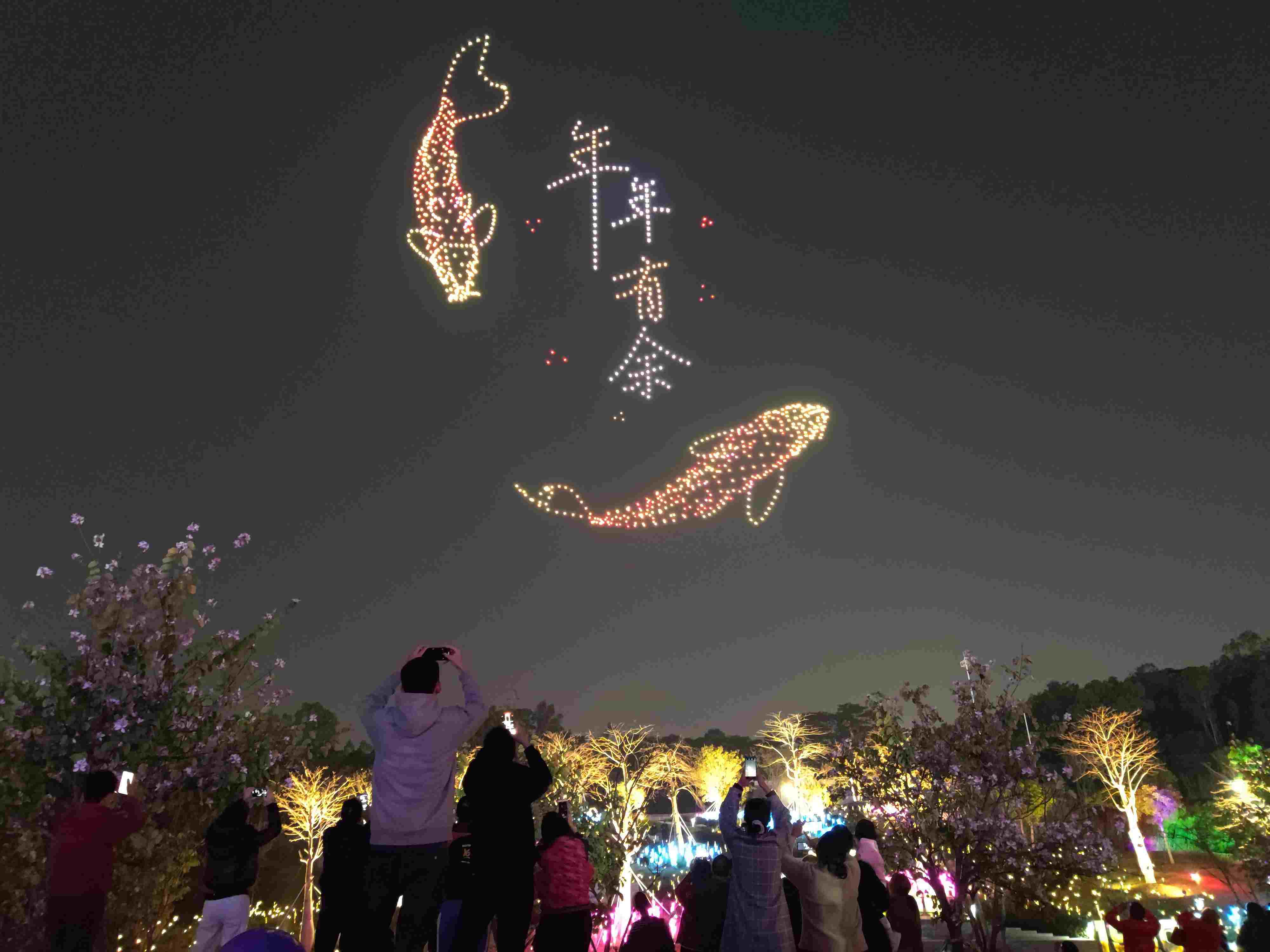 △ 2024年2月10日，深圳北站中心公園，春節(jié)主題無(wú)人機(jī)燈光秀引來(lái)眾多游客駐足觀看。