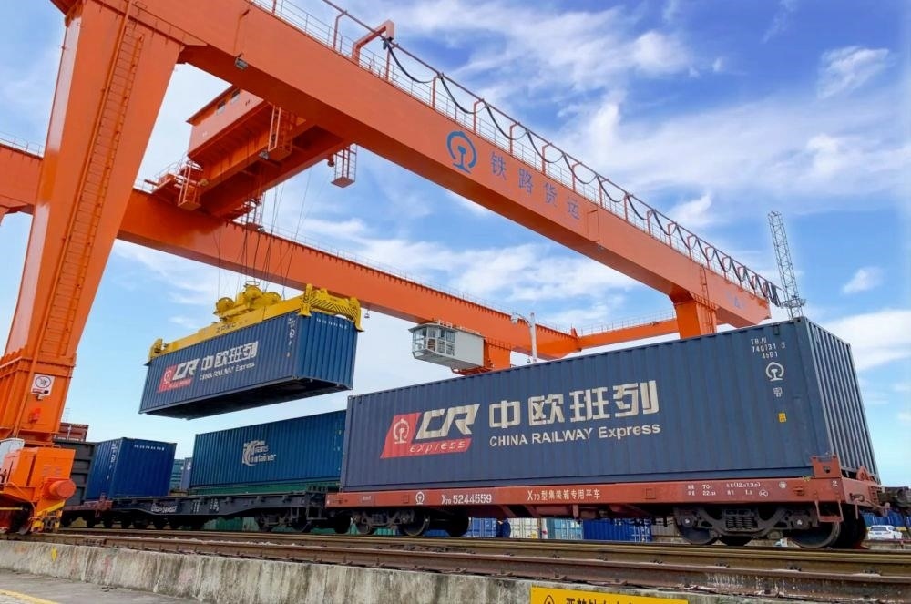 △2022年4月29日，在安徽合肥北站物流基地集裝箱作業(yè)區(qū)，準(zhǔn)備發(fā)運(yùn)的中歐班列集裝箱。