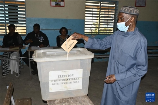 3月24日, 選民在塞內(nèi)加爾首都達喀爾的一處投票站投票。新華社發(fā)（登巴·蓋伊攝）
