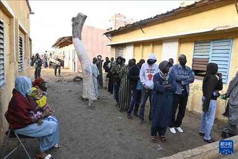 3月24日, 選民在塞內(nèi)加爾首都達喀爾的一處投票站前排隊。新華社發(fā)（登巴·蓋伊攝）